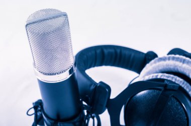 Kayıt stüdyosu beyaz bir arka plan üzerinde mikrofon.