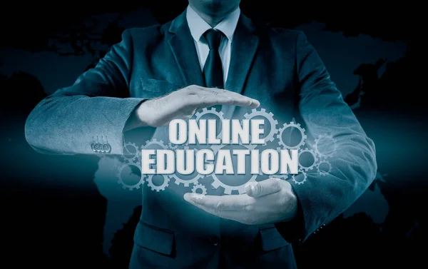 Geschäftsmann mit modernem Tablet-PC und Drücken des Online-Bildungs-Symbols auf virtuellem Bildschirm. — Stockfoto