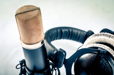 Kayıt stüdyosu beyaz bir arka plan üzerinde mikrofon.