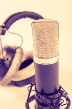 Kayıt stüdyosu beyaz bir arka plan üzerinde mikrofon.