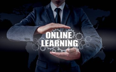 Modern tablet PC'yi kullanma ve Online öğrenme sanal ekran simgesine basarak işadamı.