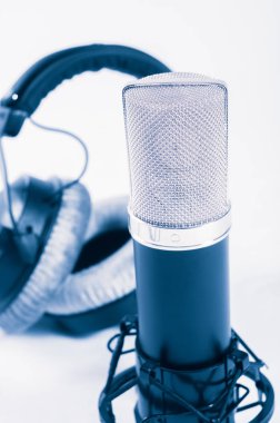 Kayıt stüdyosu beyaz bir arka plan üzerinde mikrofon.