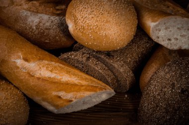 Masada taze kokulu ekmek. Yiyecek konsepti