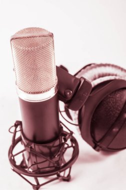 Kayıt stüdyosu beyaz bir arka plan üzerinde mikrofon.