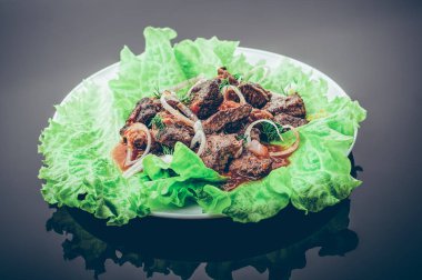 Beyaz bir plaka üzerinde taze sebze salatası ile domuz eti ızgara. En iyi bir manzara. Degrade arka plan siyah