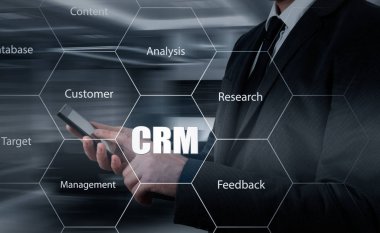 iş, teknoloji, internet ve müşteri ilişkileri yönetimi kavramı. Sanal ekranlarında CRM düğmesine basarak işadamı