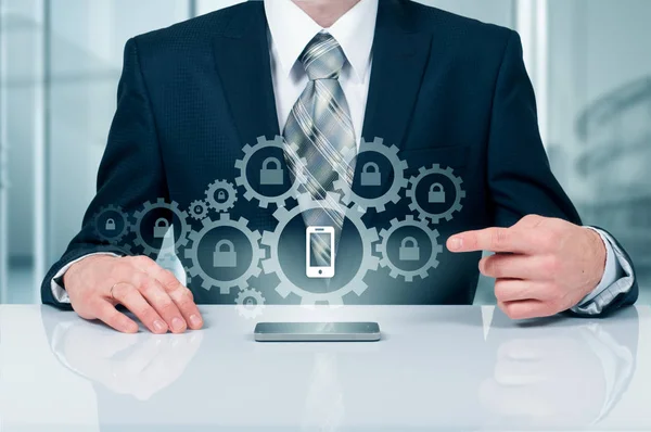 Geschäftskonzept, Geschäftsmann mit Smartphone. Weltweite Verbindungstechnologie. mobile Sicherheit. — Stockfoto