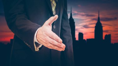 Elini ortağına el sıkışma için veren işadamı.