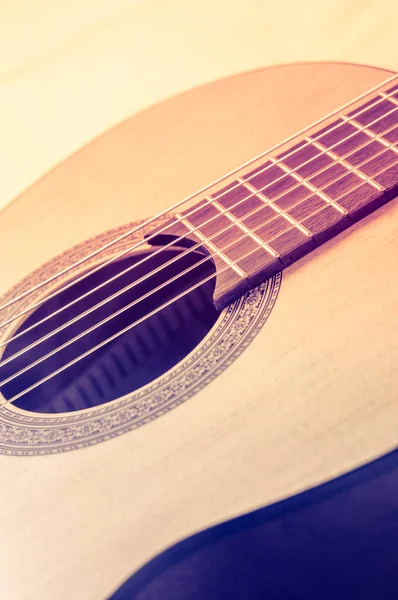 Parte de una guitarra acústica azul sobre fondo negro . — Foto de Stock