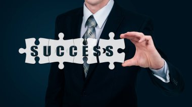 İşadamı sanal bulmacalar word başarı koyar. İş kavramı.