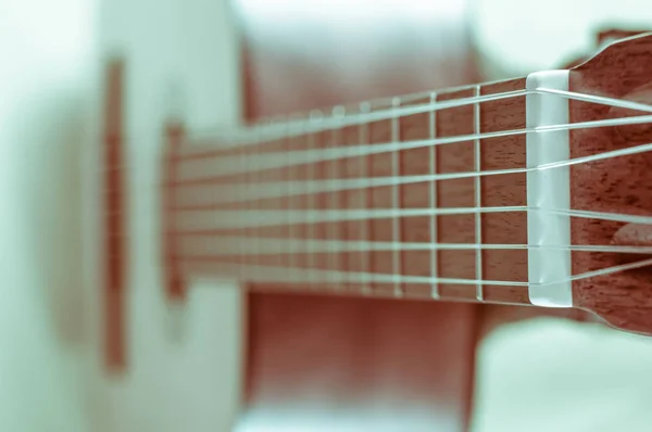 Деталь класичної гітари з малою глибиною різкості — стокове фото