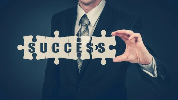 L'uomo d'affari mette sul successo di parole di enigmi effettivo. Il concetto di business . — Foto Stock