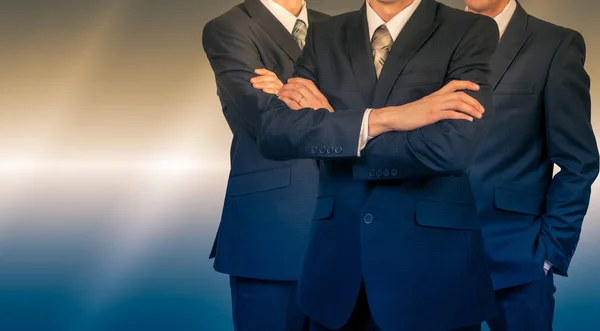 Tres hombres de negocios vestidos de traje. Líder en concepto de negocio. Poder del hombre — Foto de Stock