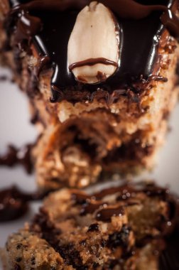 Ceviz ve haşhaş tohumu ile ev yapımı çikolatalı kek.