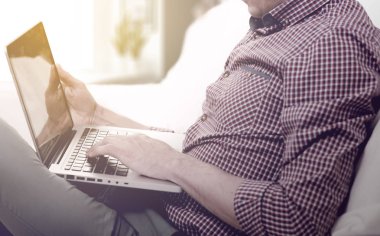 zarif iş multitasking çoklu ortam adamı evde aygıtları kullanarak