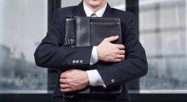 Baskı altında stresli bir işadamı kavramı. İş kaybı korkusu