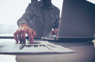 İşadamı fikirlerini koyarak ve iş yazma işyerinde, kağıtları, holding adam notlar belgeleri, office, vintage renk, sabah ışık, seçici odak tablo yapma planı.
