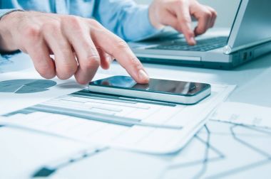 Genel çalışma işadamı laptop tasarım. Dokunaklı ekran smartphone. Dünya çapında bağlantı teknolojisi arabirimi.