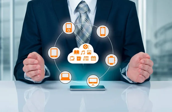 Empresario tocando una nube conectada a muchos objetos en una pantalla virtual, concepto sobre internet de las cosas — Foto de Stock