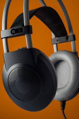 Sarı arka planda kulaklıklar