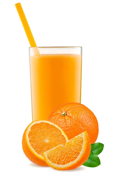 Απομονωμένη ποτό. Φέτες από πορτοκάλι και ποτήρι χυμό που απομονώνονται σε λευκό με διαδρομή αποκοπής — Φωτογραφία Αρχείου