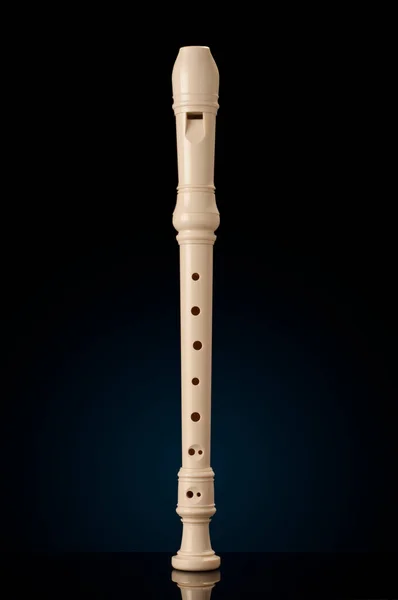 Instrument de musique classique est la flûte de bloc sur fond noir — Photo