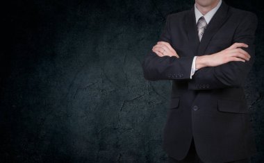 Sorun, düşünceli, şaşkın, küresel kriz yansıtan gözlük takan bir sakallı