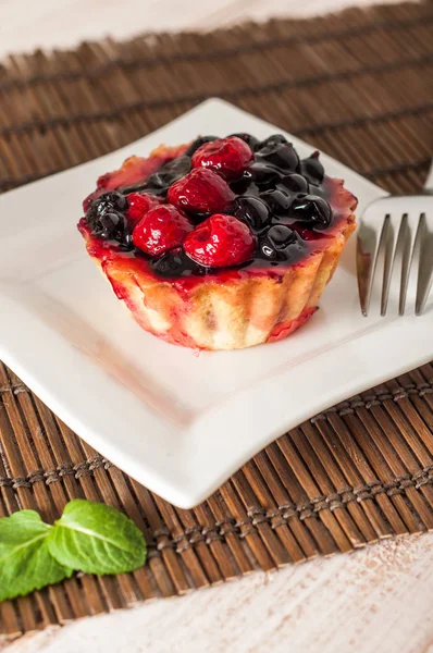 Fresh berry tartlet or cake filled with custard, raspberry, blueberry redcurrant and blackberry delicious dessert, easy diet. Close up — Stock Photo, Image