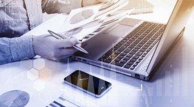 Yan görünümü vurdu bir iş adamı el Ofis Masası, beyaz, işaret fişeği masadan telefon yazarak genç erkek öğrenci, cep telefonu kullanarak meşgul iç, arka görünümünde akıllı telefon kullanarak eller mans