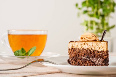 ahşap masa üzerinde çay ile tatlı pasta