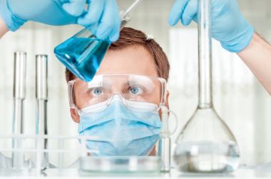 Laboratuvar bilim laboratuarında test tüpleri ile çalışma