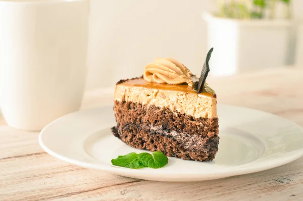 Torta dolce con tazza di tè sul tavolo di legno — Foto Stock