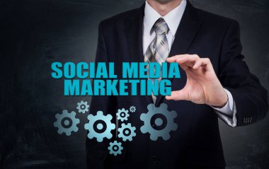 İş, teknoloji, internet ve ağ kavramı. SMM - sosyal medya pazarlama sanal ekranda