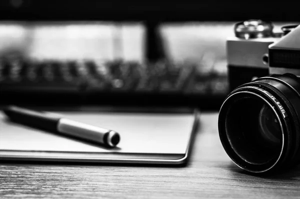 Csendélet fotós íróasztal belsejében otthoni. Professzionális média munkaeszközök, váz, objektívek, idegen rádióadást figyel és tabletta — Stock Fotó