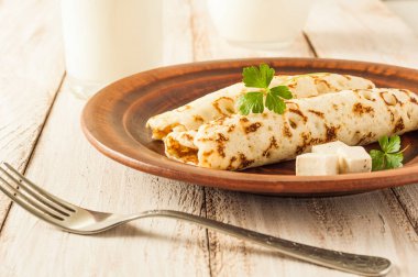 Gıda fotoğrafçılık. İnce krep doldurma ve otlar peynir dilimleri ile