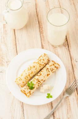 Gıda fotoğrafçılık. İnce krep doldurma ve otlar peynir dilimleri ile