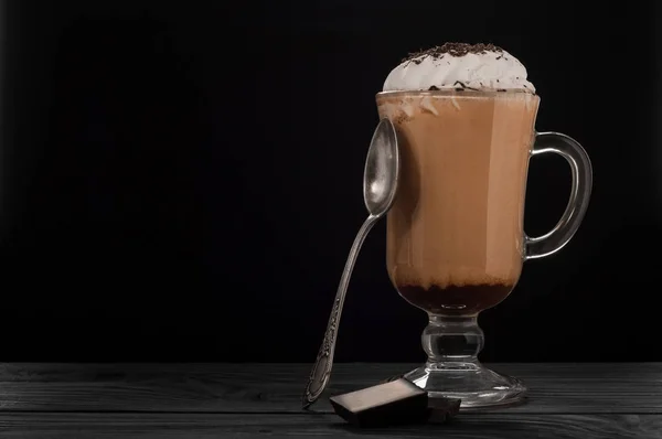 Горячий венский кофе со взбитыми сливками на тёмном фоне — стоковое фото