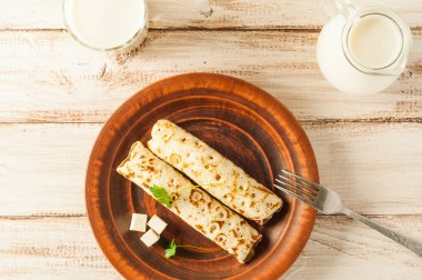 Gıda fotoğrafçılık. İnce krep doldurma ve otlar peynir dilimleri ile