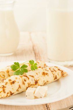 Gıda fotoğrafçılık. İnce krep doldurma ve otlar peynir dilimleri ile