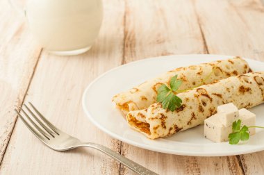 Gıda fotoğrafçılık. İnce krep doldurma ve otlar peynir dilimleri ile