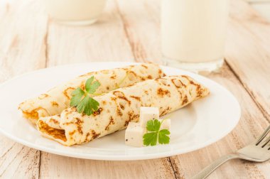 Gıda fotoğrafçılık. İnce krep doldurma ve otlar peynir dilimleri ile