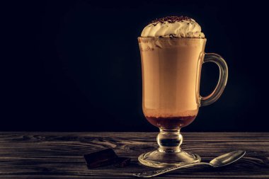 Sıcak Viyana kahve koyu arka plan üzerine krem şanti ile