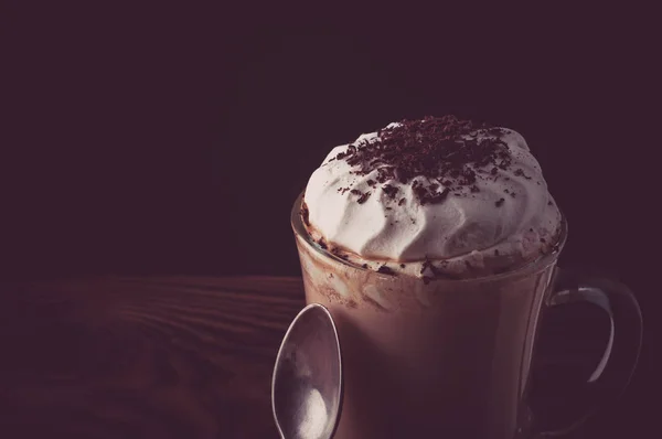 Forró bécsi kávé tejszínhabbal sötét háttér — Stock Fotó
