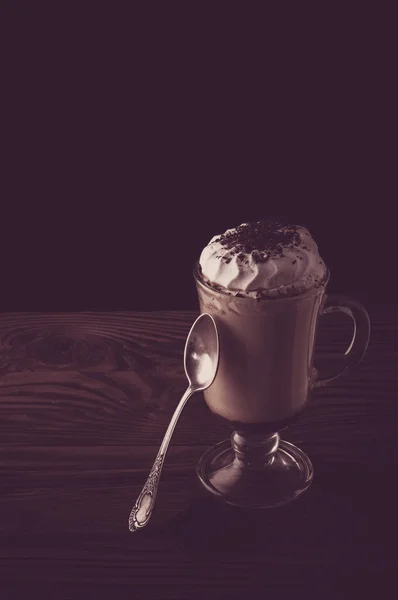 Горячий венский кофе со взбитыми сливками на тёмном фоне — стоковое фото