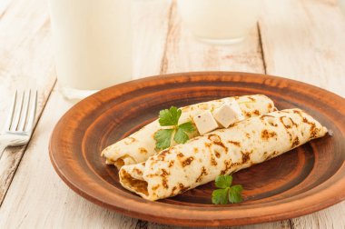 Gıda fotoğrafçılık. İnce krep doldurma ve otlar peynir dilimleri ile