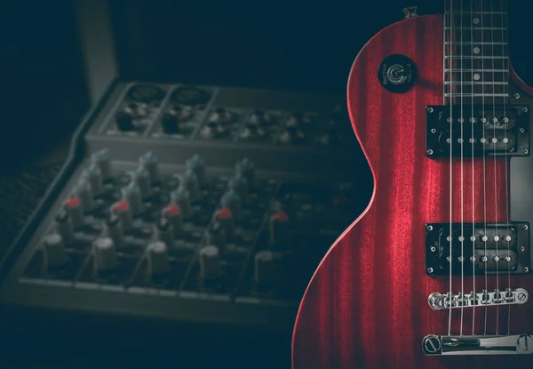 红色电吉他和经典放大器在深色背景上 — 图库照片
