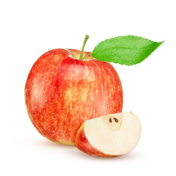 Красно-желтое яблоко с зеленым листом и ломтиком на белом фоне — стоковое фото