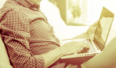 zarif iş multitasking çoklu ortam adamı evde aygıtları kullanarak