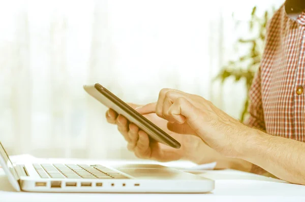 Elegante negocio multitarea multimedia hombre utilizando dispositivos en casa — Foto de Stock