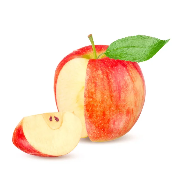 Rött gult äpple med gröna blad och skiva isolerad på vit bakgrund — Stockfoto